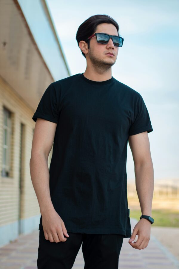 ESSENTIAL BLACK TEE